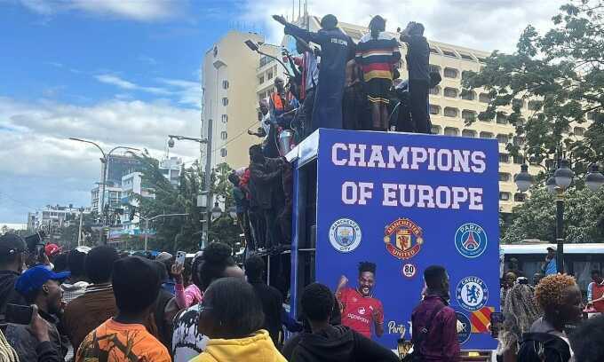 CĐV Man Utd cầm đầu buổi diễu hành mừng thất bại của Arsenal