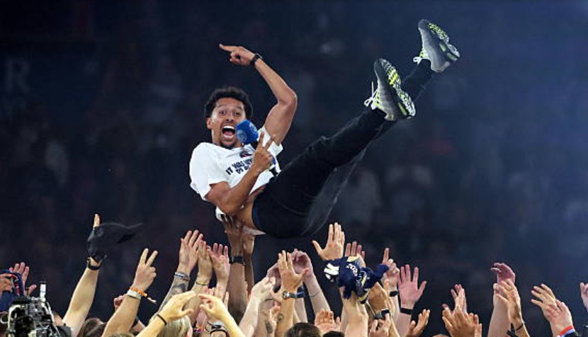 Marquinhos thể hiện đ&uacute;ng vai tr&ograve; của một thủ lĩnh.