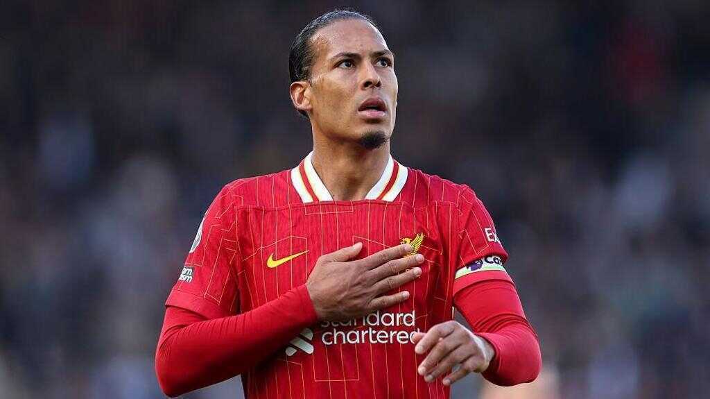 Kh&ocirc;ng c&ograve;n ở đỉnh cao, Virgil van Dijk vẫn l&agrave; nh&acirc;n tố kh&oacute; thay thế tại Liverpool.