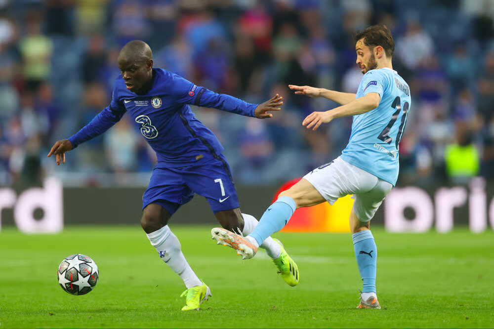 Kante viết n&ecirc;n kiệt t&aacute;c giữa bầu trời Porto.