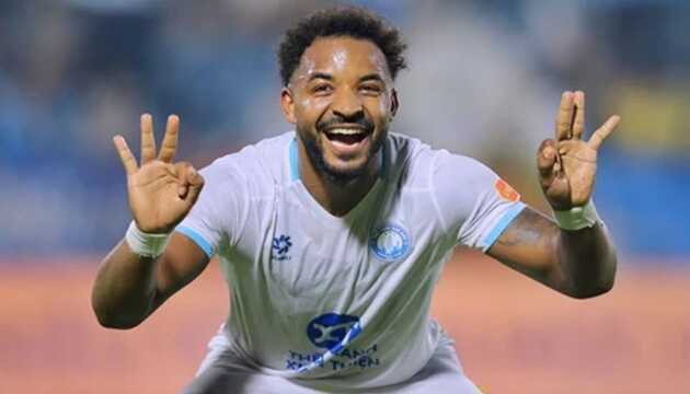 Bị báo ngoại nghi ngờ, Xuân Son đáp trả bằng cú hat-trick