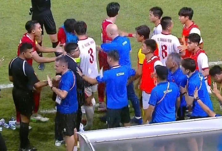 Cầu thủ U19 Indonesia xô ngã trợ lý U19 Việt Nam