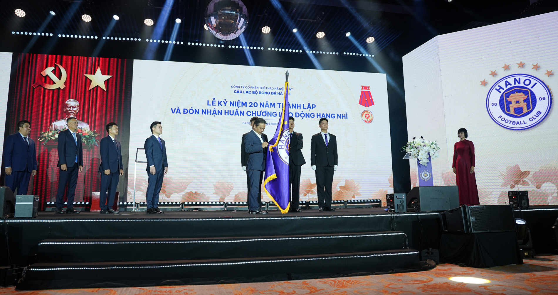 Hà Nội FC nhận Huân chương Lao động hạng Nhì trong ngày đặc biệt