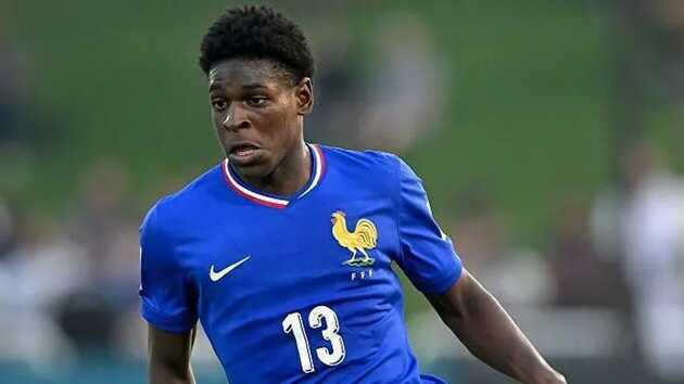 Mbemba c&oacute; thể đi theo lộ tr&igrave;nh của Saliba.