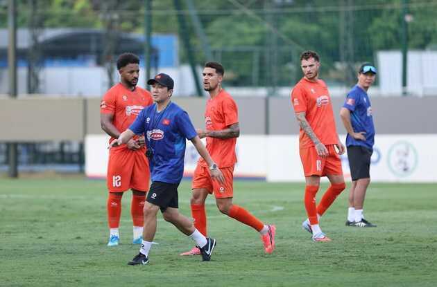 Kế hoạch dùng bộ ba gốc Brazil của HLV Kim Sang-sik