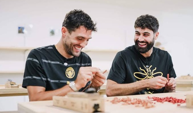 C&aacute;c cầu thủ Man City vui vẻ ở hậu trường. (Ảnh: The Athletic)