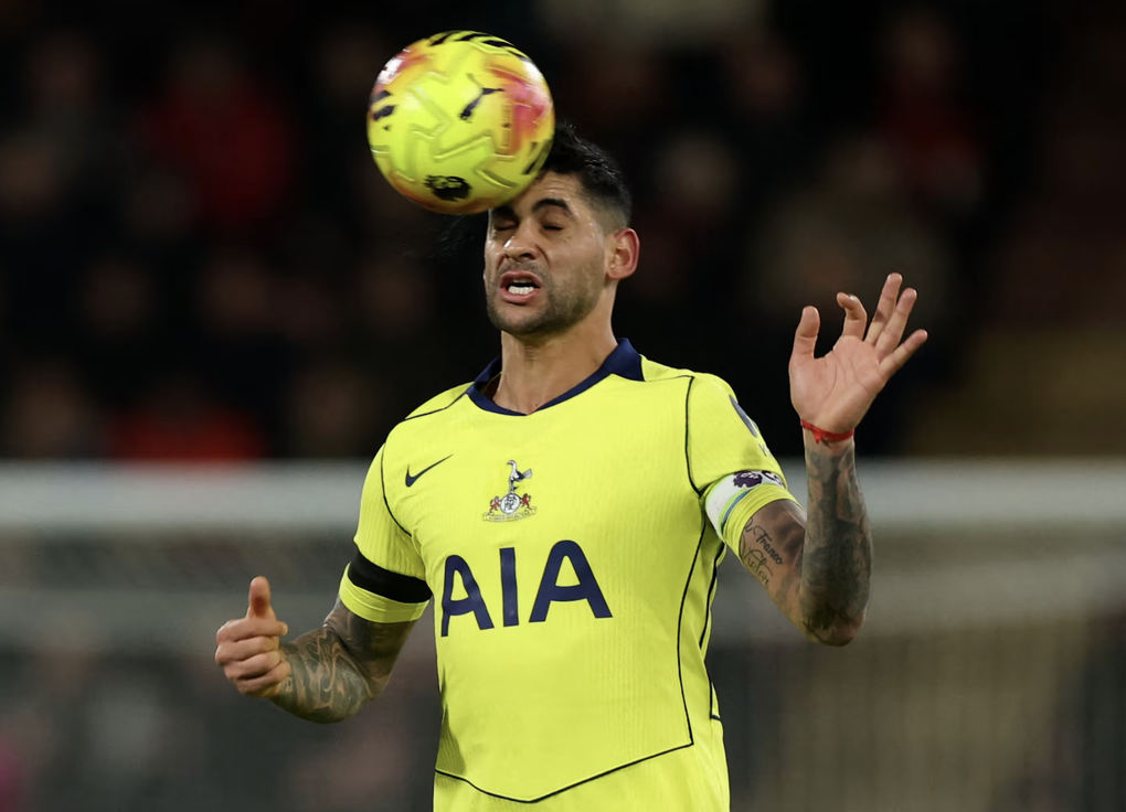 Trung vệ Tottenham muốn tới Arsenal