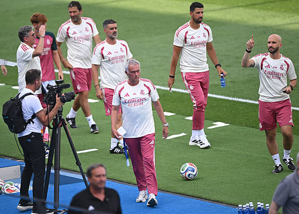 Phim tài liệu Netflix lột bỏ vỏ bọc gai góc của Mourinho