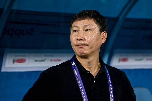 Thầy tr&ograve; HLV Kim Sang Sik cần cảnh gi&aacute;c cao độ. Ảnh: Getty Images. 