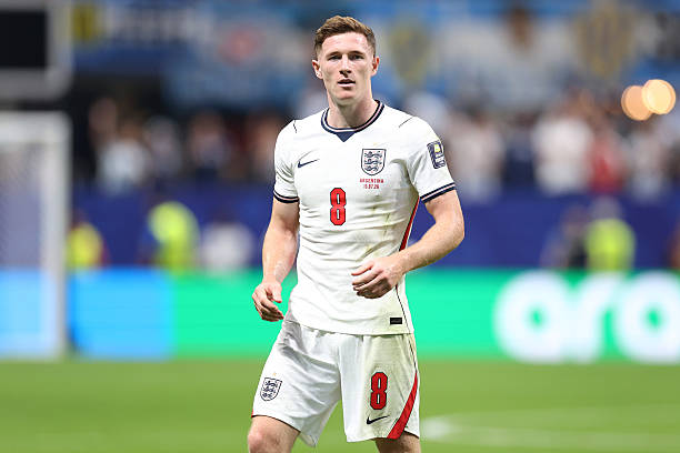 Elliot Anderson kh&oacute; l&ograve;ng gồng g&aacute;nh h&agrave;ng tiền vệ Manchester City. Ảnh: Getty Images