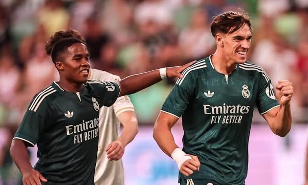 Carlos Espi, ~gã khổng lồ~ 1m94 và Joselu mới của Real Madrid