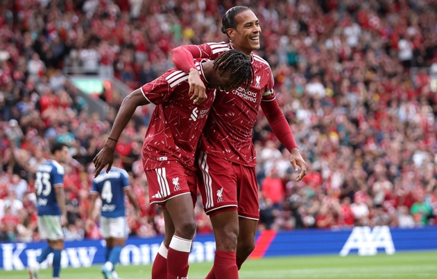 Van Dijk l&agrave; c&aacute;i t&ecirc;n l&yacute; tưởng để k&egrave;m cặp Jacquet. (Ảnh: Getty Images)