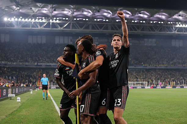 Greenwood giải nguy cho Fenerbahce trong màn rượt đuổi với Lyon