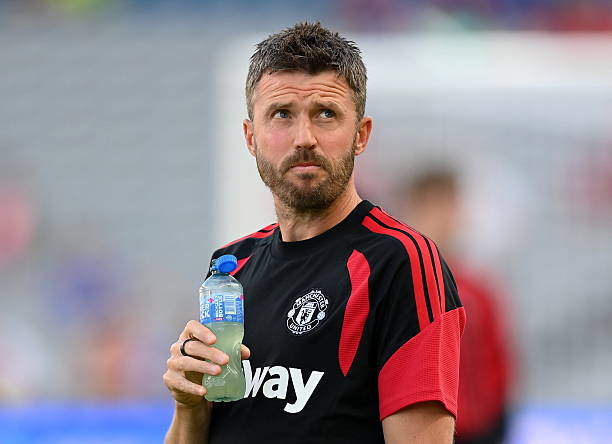 Michael Carrick rơi v&agrave;o thế kh&oacute; tại Manchester United. Ảnh: Getty Images