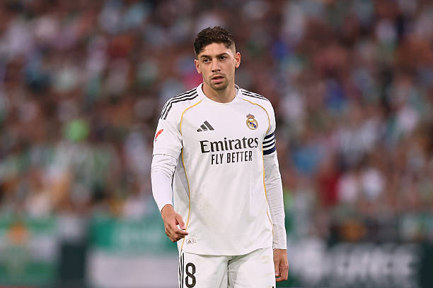 Sự đa năng v&ocirc; t&igrave;nh l&agrave;m kh&oacute; Valverde. Ảnh: Getty Images. 