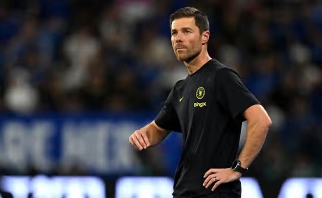 Alonso chuẩn bị đấu tr&iacute; với Arbeloa. (Ảnh: Football.London)