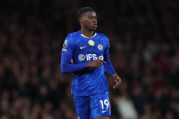 Chelsea cân nhắc rao bán trung vệ Mamadou Sarr