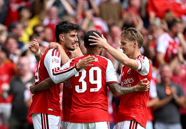 Arsenal từ kẻ đi săn thành mục tiêu bị săn đuổi
