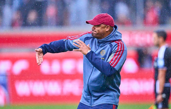 Bayern dưới sự dẫn dắt của Kompany vẫn đang &aacute;p đảo Dortmund. Ảnh: Getty.