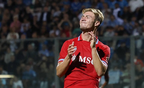 Hoijlund đ&oacute;ng vai tr&ograve; đầu t&agrave;u nơi h&agrave;ng c&ocirc;ng Napoli. Ảnh: Getty.