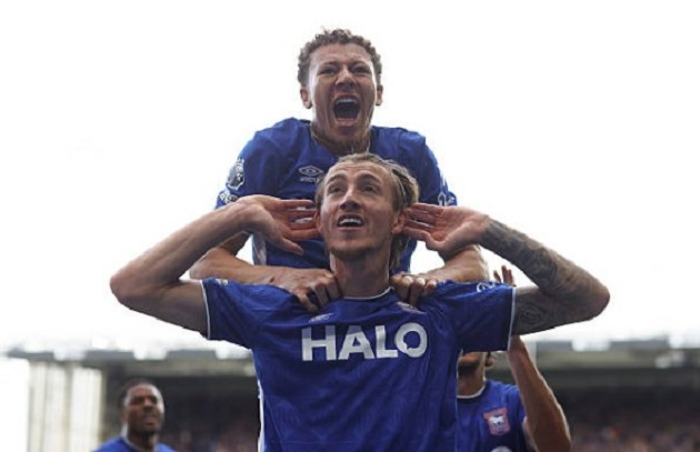 Ghi bàn phút 90, Ipswich thắng Sunderland 2-1 ngày ra quân