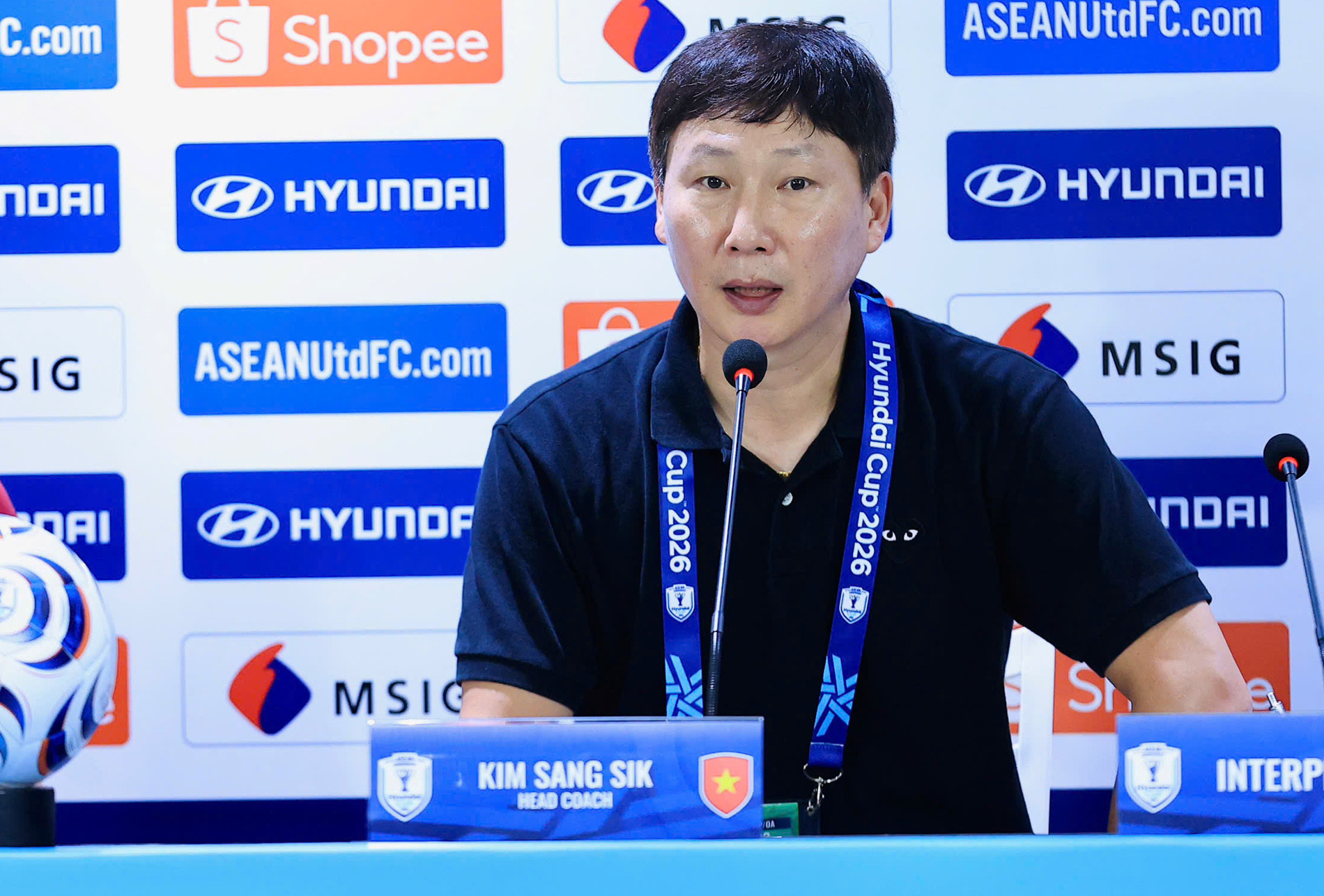 HLV Kim Sang Sik: Ronaldo hay Messi cũng không làm khó được Patrik Lê Giang