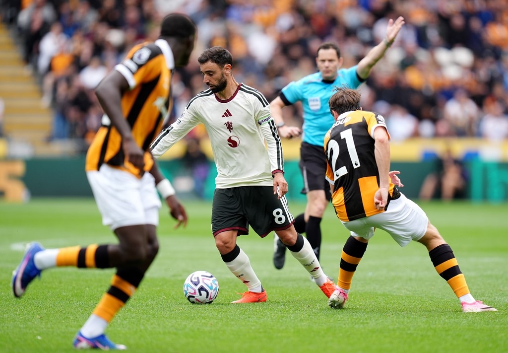 Bruno Fernandes v&agrave; đồng đội bất lực trước h&agrave;ng thủ kỷ luật của Hull City. Ảnh: Sky Sports.