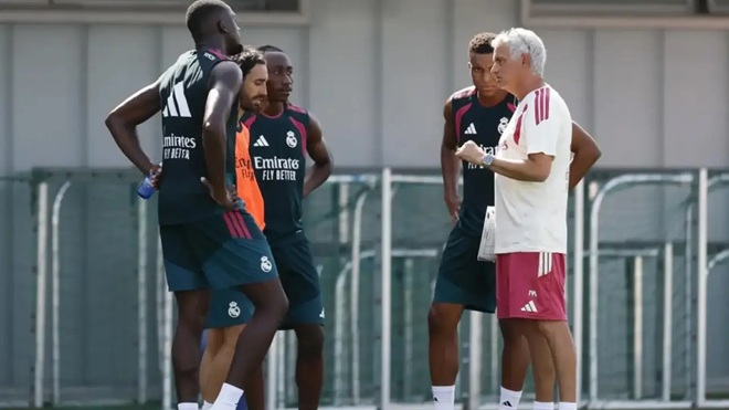 Jose Mourinho giăng ~bẫy~ truy tìm cầu thủ tuồn tin mật cho báo chí