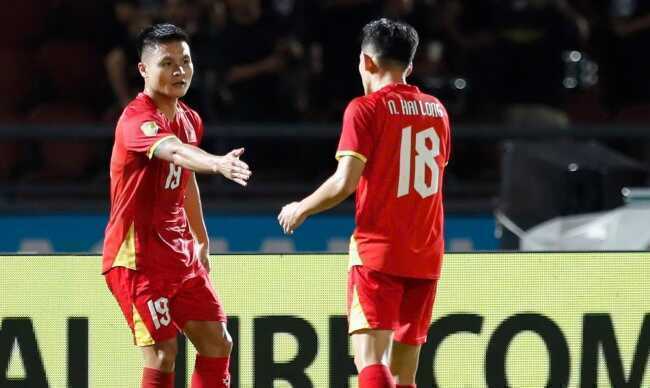 Quang Hải, Hai Long ghi b&agrave;n cho Việt Nam. Ảnh: VFF.