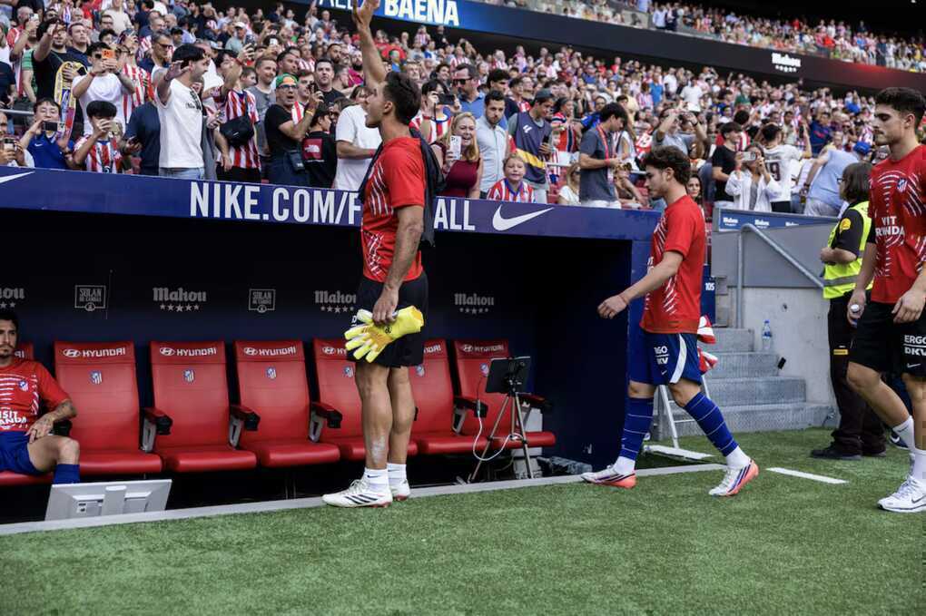 Atletico mắc kẹt với Alvarez