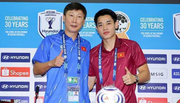 Thầy tr&ograve; HLV Kim Sang-sik sẵn s&agrave;ng l&agrave;m n&ecirc;n lịch sử. Ảnh: VFF