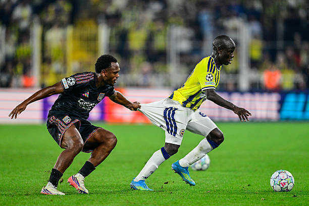 Lois Openda tranh b&oacute;ng với Kante ở trận lượt đi. Ảnh: Getty Images.