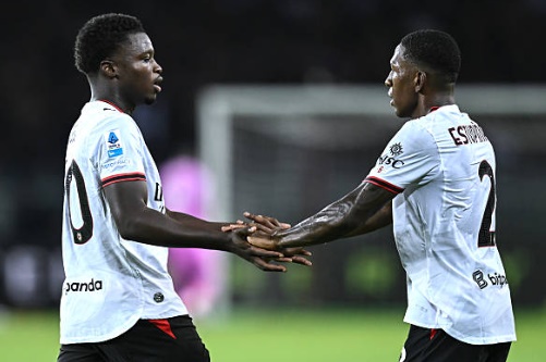 Alphadjo Cisse (cầu thủ b&ecirc;n tr&aacute;i) l&agrave; ng&ocirc;i sao trẻ đ&aacute;ng ch&uacute; &yacute; của Milan. Ảnh: Getty.