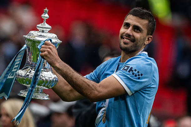 Man City chờ Barca để ép giá Real Madrid vụ Rodri