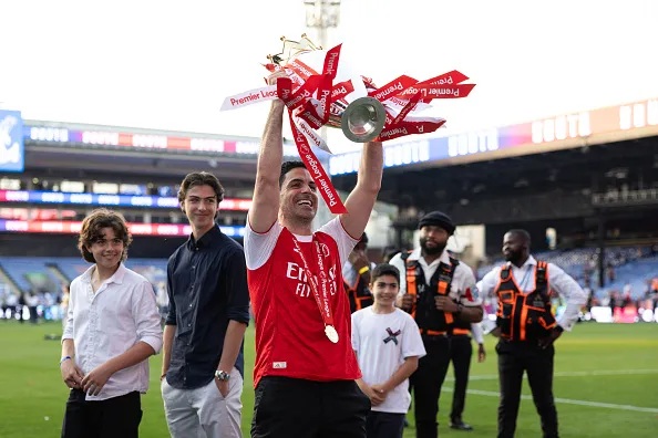 Obi Mikel đánh giá cơ hội bảo vệ ngôi vương của Arsenal