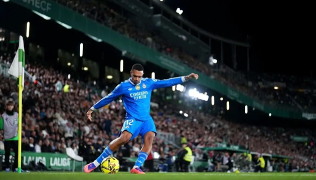 Mourinho biến Alexander-Arnold thành tiền vệ để giải mã bài toán Dumfries