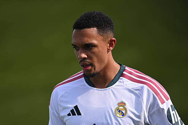 Real Madrid hưởng lợi từ sự thờ ơ của Tuchel dành cho Arnold