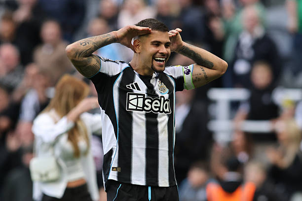 Bruno Guimaraes l&agrave; bản n&acirc;ng cấp cho tuyến giữa Ph&aacute;o thủ. Ảnh: Getty Images.