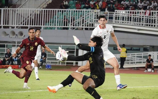 Campuchia (tr&aacute;i) kh&oacute; tạo bất ngờ trước tuyển Việt Nam. Ảnh: ASEAN Cup