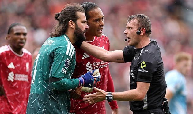 Alisson Becker bị phạt 8.000 bảng vì đá bảng trọng tài