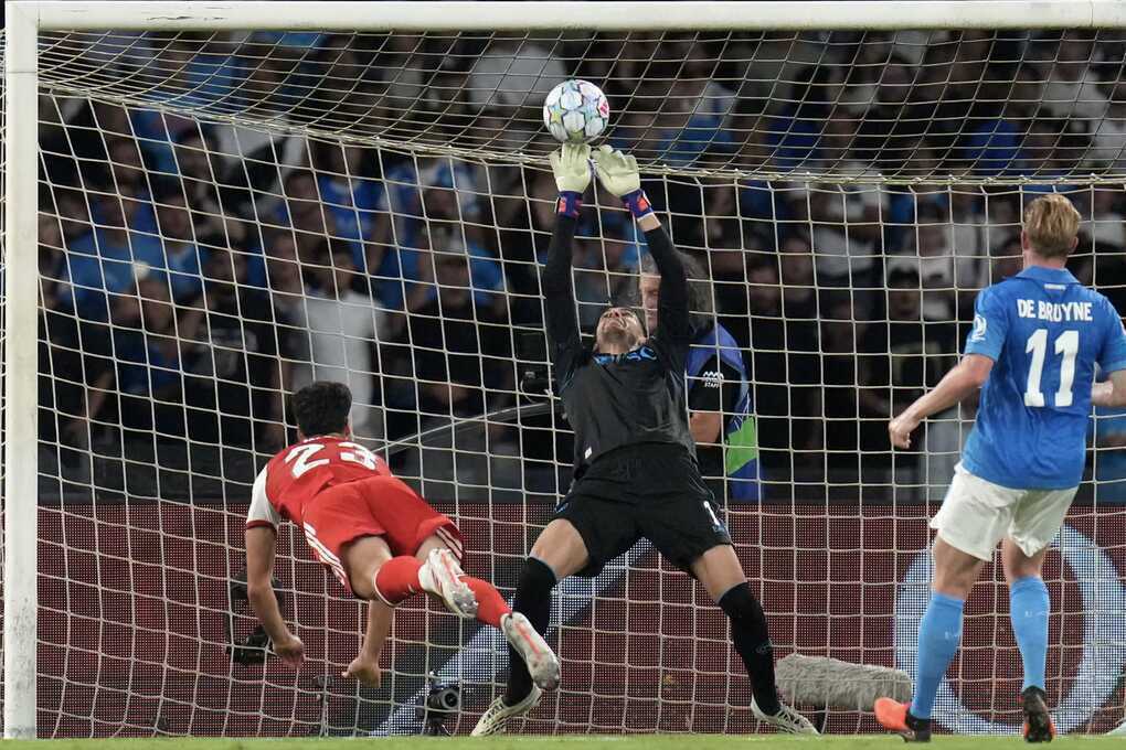 Arsenal thắng nhọc Napoli ở trận ra quân Champions League