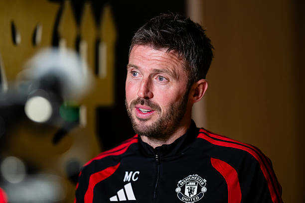 Carrick yêu cầu Man United thực tế tại Champions League