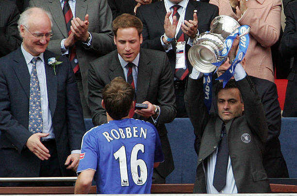 Robben trở th&agrave;nh mũi khoan trong hệ thống của Mourinho. Ảnh: Phil Cole/Getty Images.