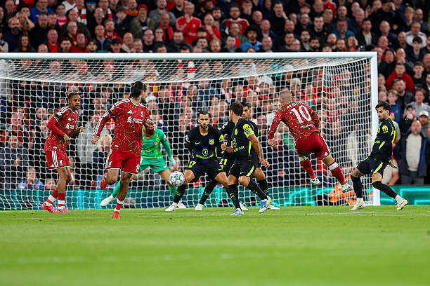 Steven Gerrard gửi thông điệp đanh thép tới Alexis Mac Allister
