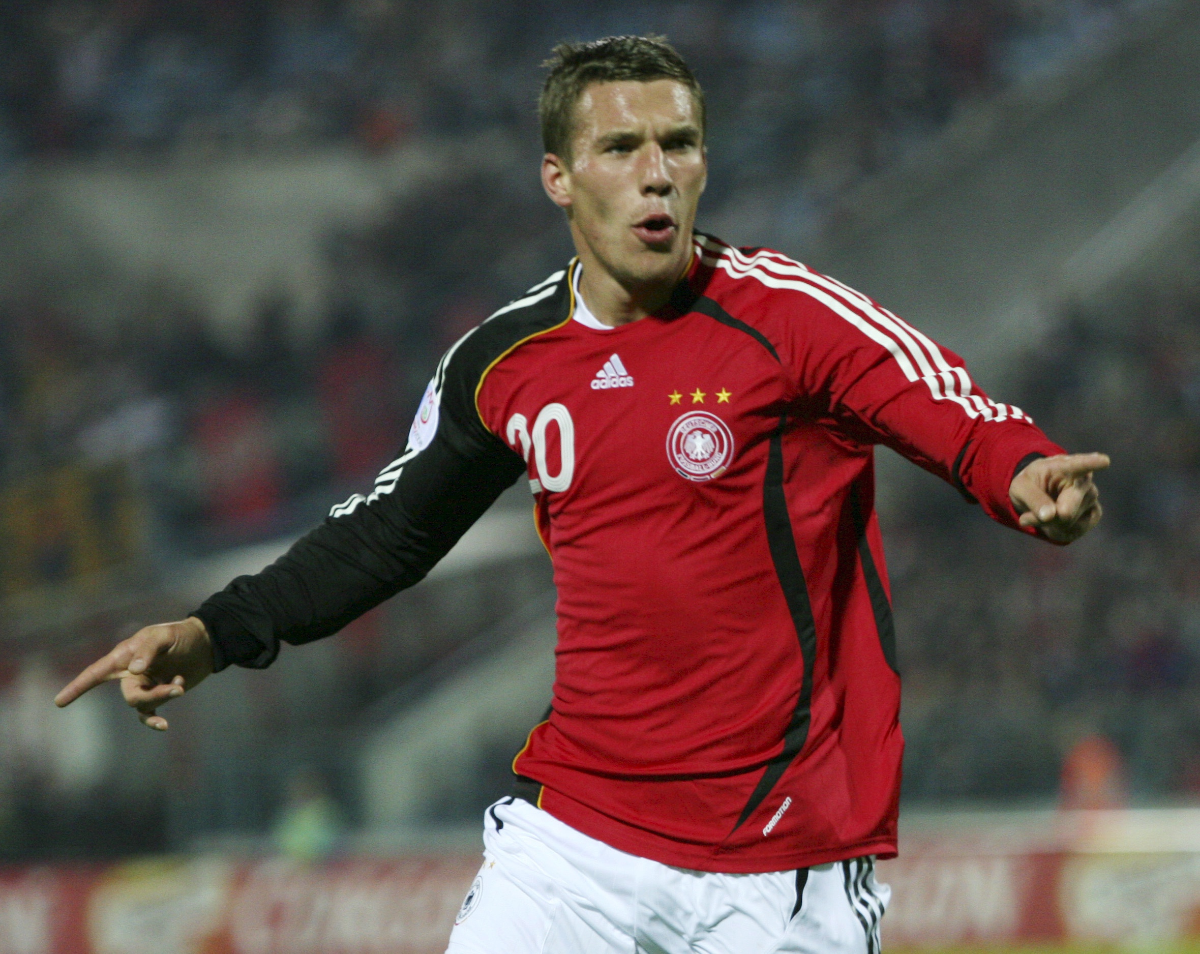 Cú sút trái phá của biểu tượng thế hệ Đức Lukas Podolski