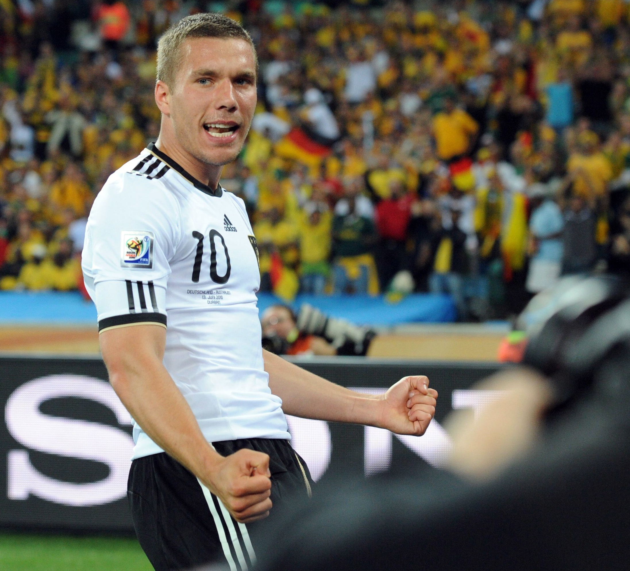 M&agrave;n tr&igrave;nh diễn tại Koln đưa Podolski đến EURO 2004. (Ảnh: EPA Images)
