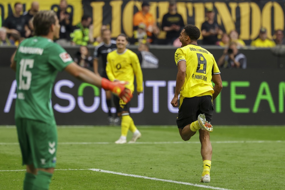 Dortmund đè bẹp Paderborn bằng siêu phẩm của Nmecha