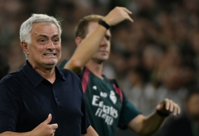 Mourinho từng bước x&aacute;c định bộ khung h&agrave;ng thủ Real. Ảnh: EPA/RAUL CARO.