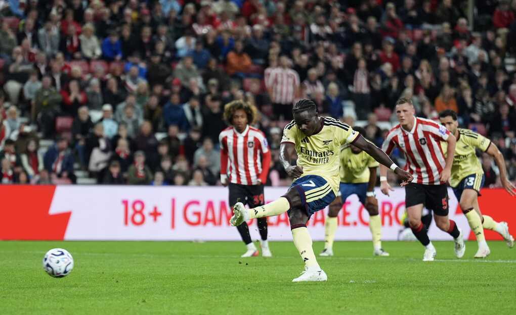 Arsenal giữ mạch thắng ở Ngoại hạng Anh