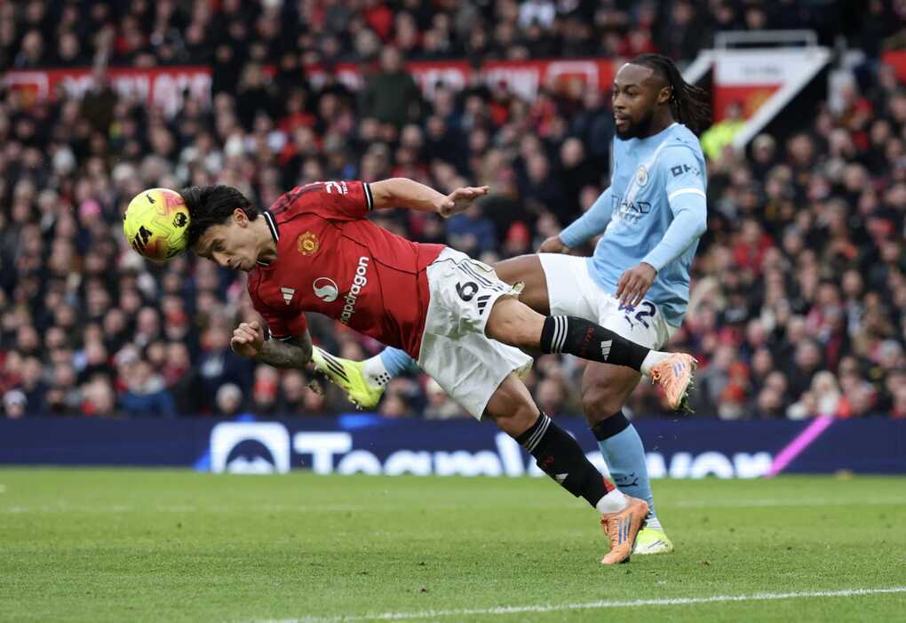 Các chuyên gia Anh chia rẽ trước trận Man Utd - Man City